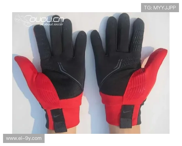 如何选择适合足球运动的防寒手套提升冬季比赛表现 如何选择适合足球运动的防寒手套提升冬季比赛表现